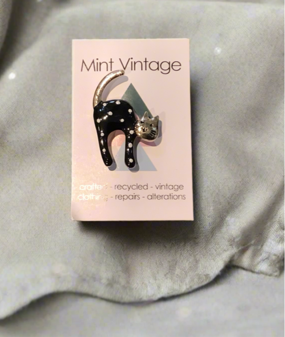Black Cat πββ¬ enamel brooch/pendant