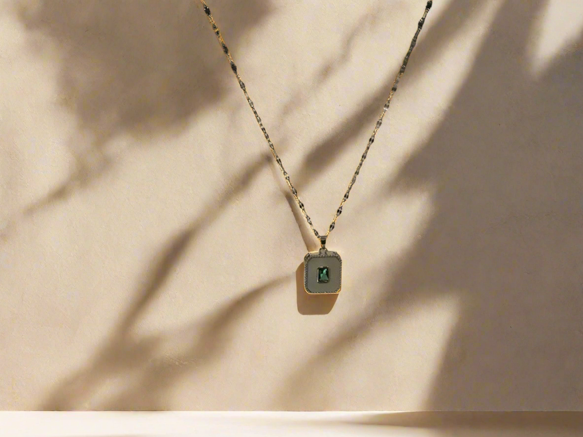 Gold tone pretty Necklace with emerald green pendant
