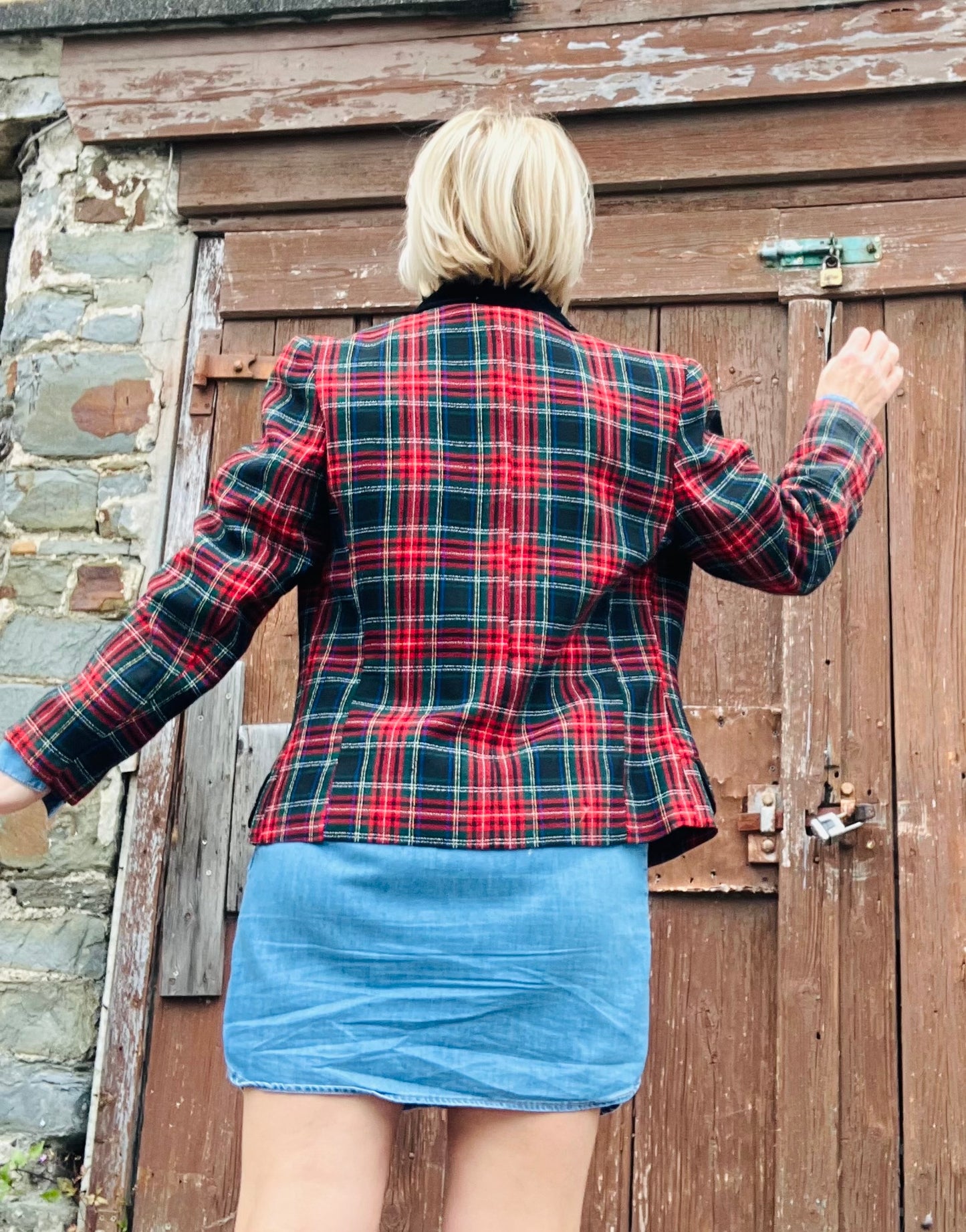 Vintage 1980s tartan jacket with velvet collar sz 10~12