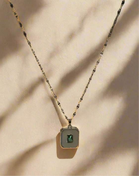 Gold tone pretty Necklace with emerald green pendant