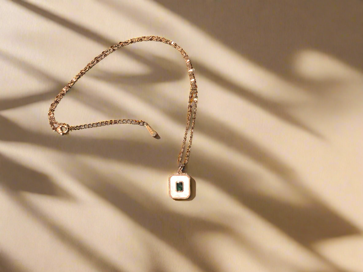 Gold tone pretty Necklace with emerald green pendant