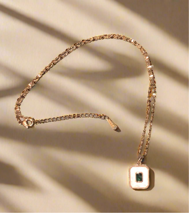 Gold tone pretty Necklace with emerald green pendant