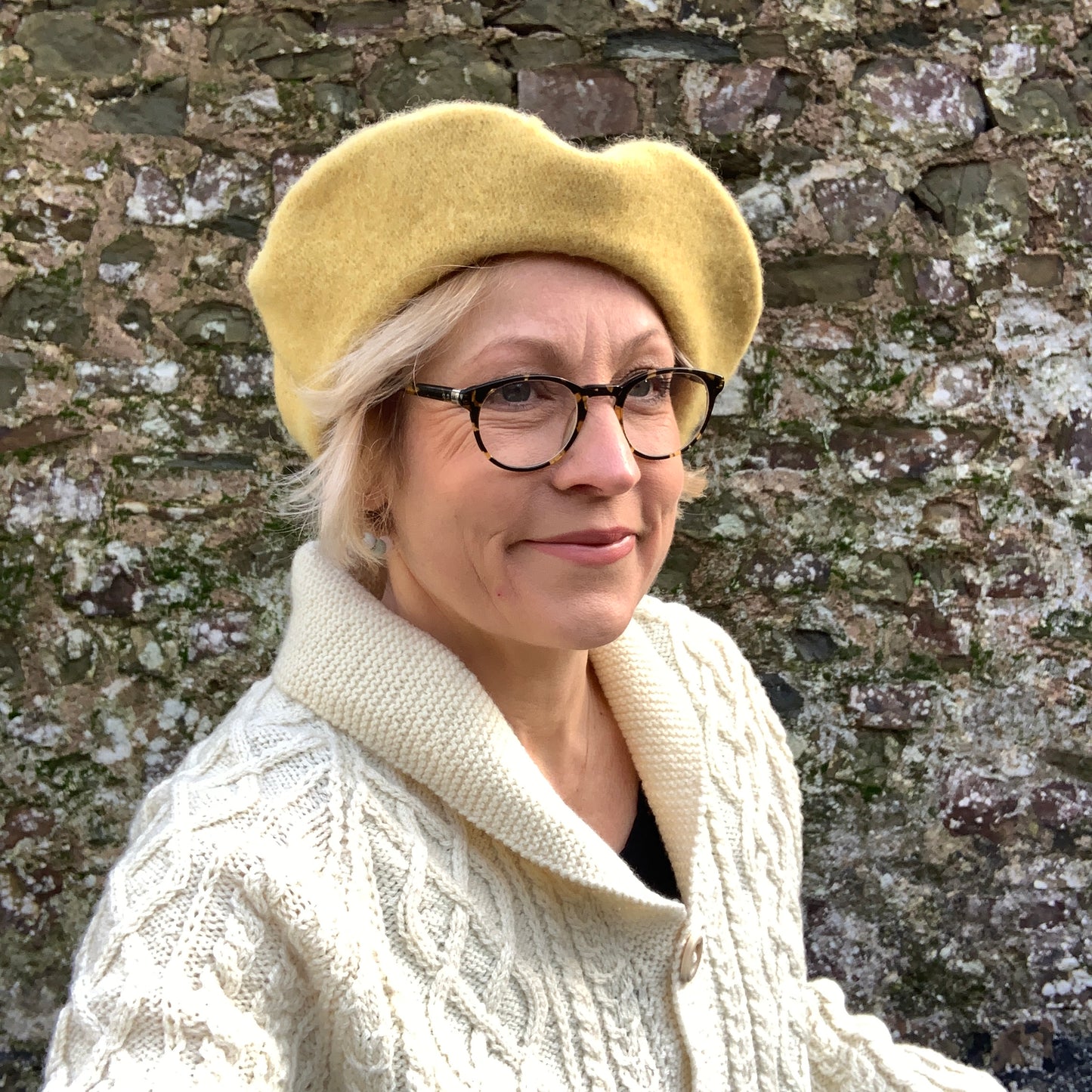 Yellow Wool beret with embroidered Hello message