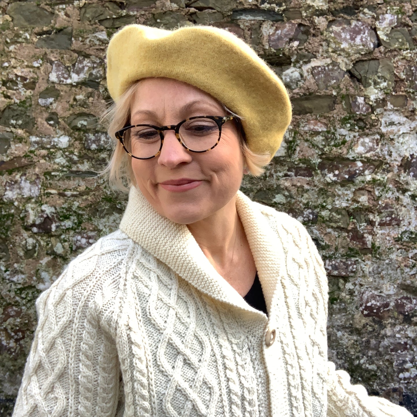 Yellow Wool beret with embroidered Hello message