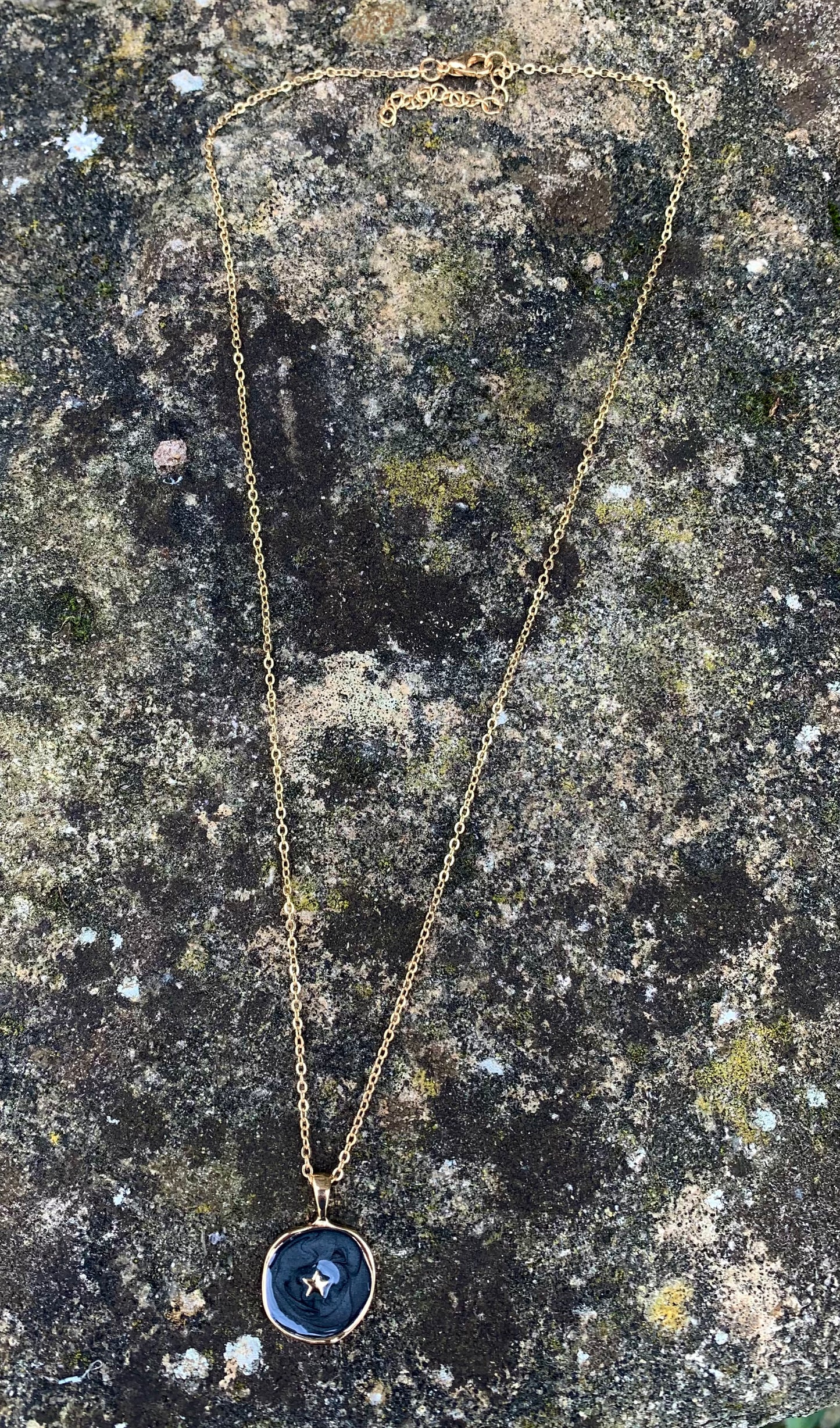 Black star enamel gold tone minimal style necklace