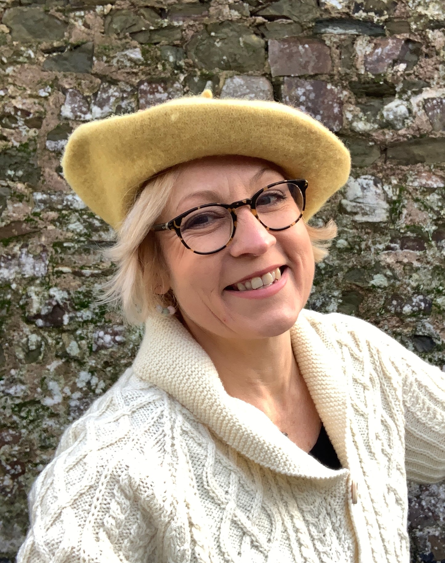 Yellow Wool beret with embroidered Hello message