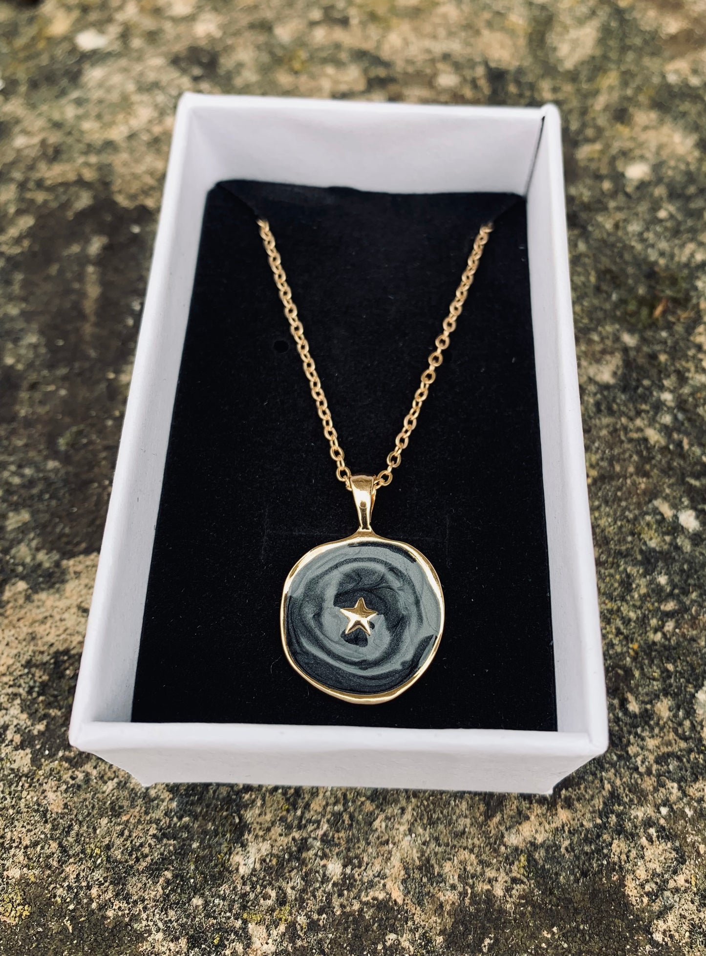 Black star enamel gold tone minimal style necklace