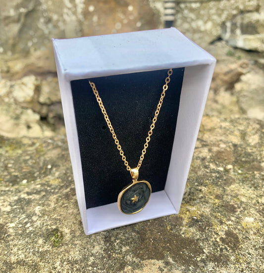 Black star enamel gold tone minimal style necklace